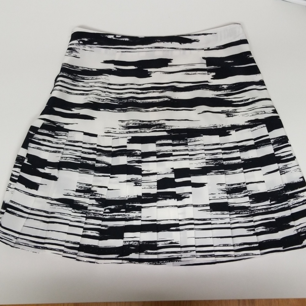 NWT Banana Republic Black/White Skirt - Size 0P